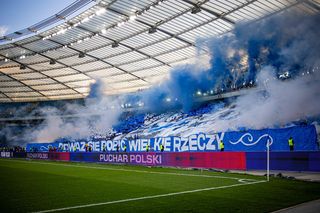 Ruch – Legia: Wielkie racowisko kibiców z Chorzowa! Zadymili stadion [ZDJĘCIA]