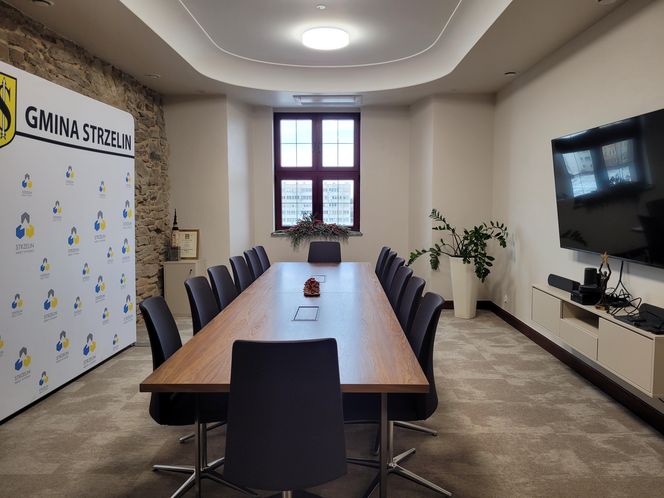 Wnętrza odbudowanego ratusza: sala konferencyjna burmistrza