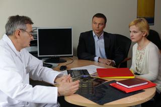 M jak miłość. Dr Edmund Kazan (Olgierd Łukaszewicz), Marta (Dominika Ostałowska) i Andrzej (Krystian Wieczorek)