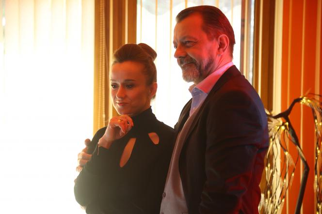 Na Wspólnej, odc. 3477. Oskar Gajewski (Jarosław Witaszczyk), kelnerka (Julia Mikołajczyk)