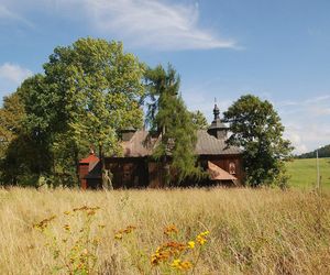 To dawna wieś królewska w Małopolsce. Jej znakiem rozpoznawczym są kamienne krzyże