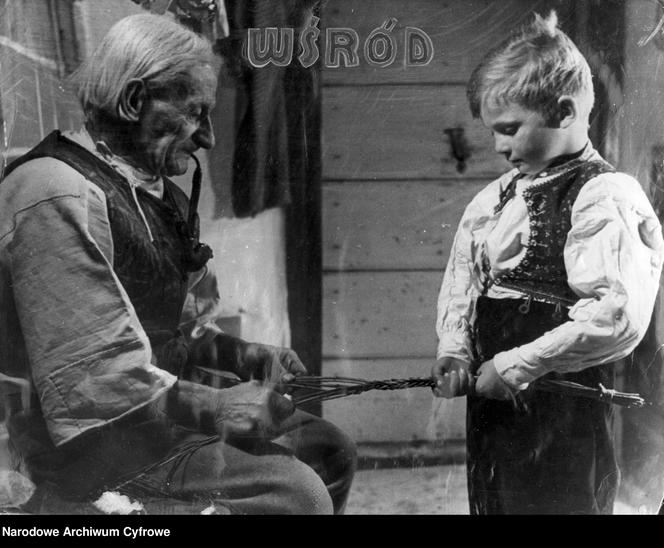 Stary góral i chłopiec podczas plecenia rózgi na Wielkanoc (1944)