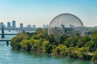 Geometria krzywoliniowa i fasady. Przykłady realizacji