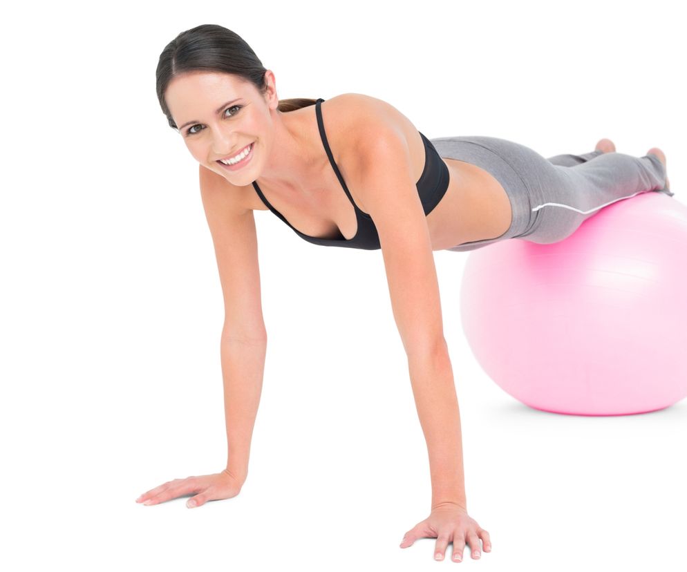 Ćwiczenia na mięśnie głębokie brzucha polegają przede wszystkim na balansowaniu ciałem z użyciem piłki gimnastycznej.