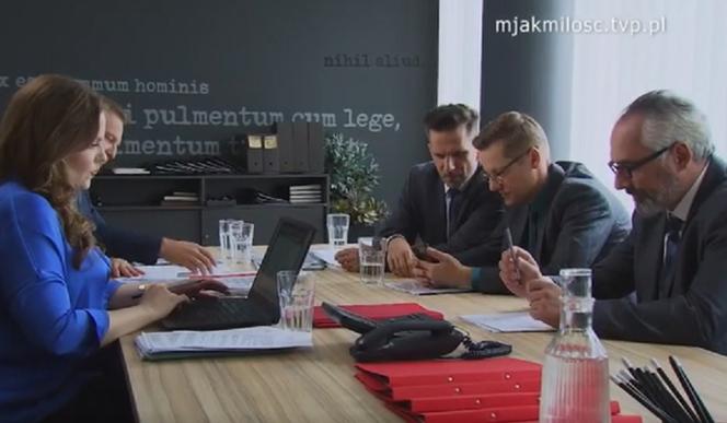 M jak miłość odc. 1677. Andrzej Budzyński (Krystian Wieczorek), Anita (Melania Grzesiewicz), Kamil (Marcin Bosak), Adam Werner (Jacek Kopczyński), Piotrek (Marcin Mroczek)