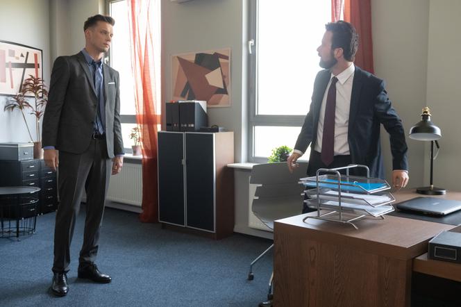 Na Wspólnej, odc. 2961. Darek (Michał Mikołajczak), prezes Jankowski (Paweł Hajnos)