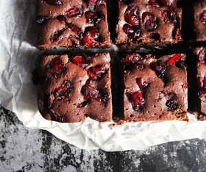 Murzynek z wiśniami: przepis na pyszne ciasto czekoladowe
