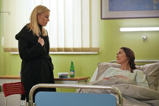 Pierwsza miłość, odcinek 3590: Alicja (Magdalena Szczepanek), Emilka (Anna Ilczuk)