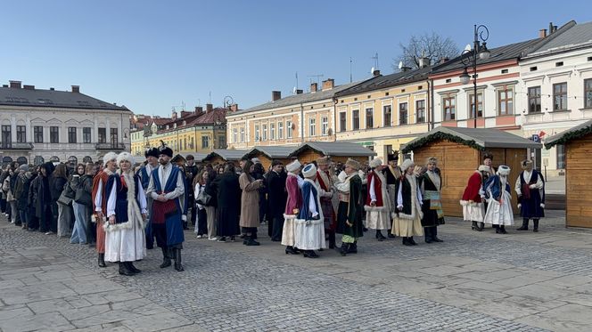 Maturzyści z Nowego Sącza zatańczyli poloneza na Rynku 