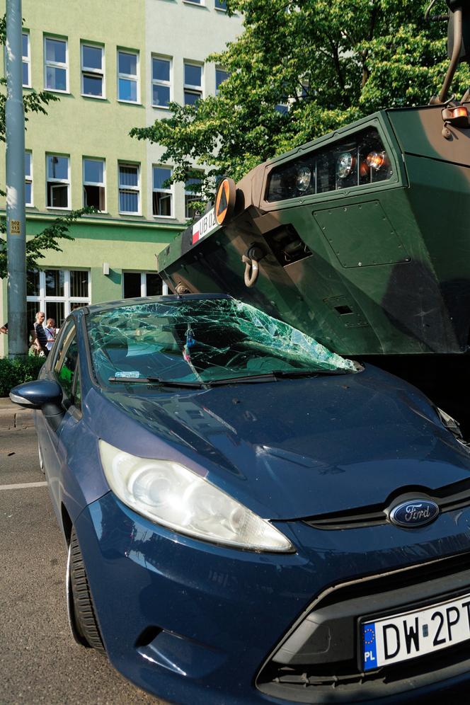 Wojskowy wóz jechał na pokaz podczas pikniku