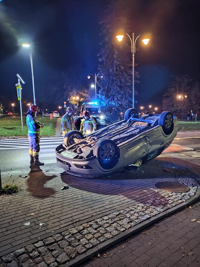 Poważny wypadek na Placu Pokoju Toruńskiego. Auto dachowało