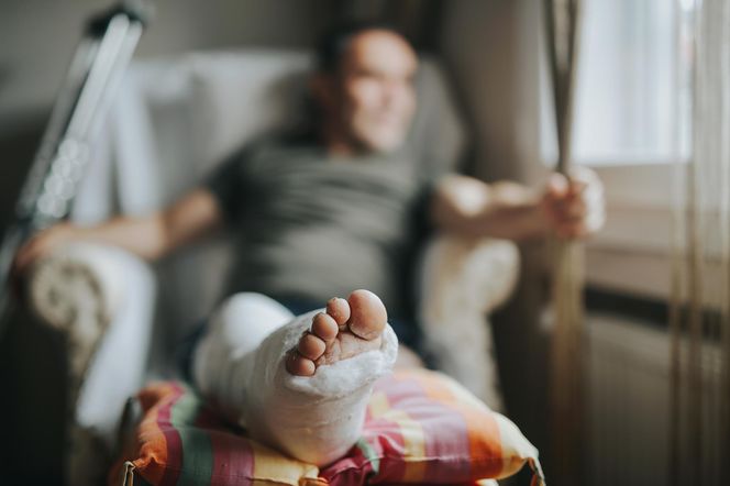 Uszkodzone ścięgna, złamana ręka - dlaczego po urazie należy unikać alkoholu? 5 kluczowych powodów