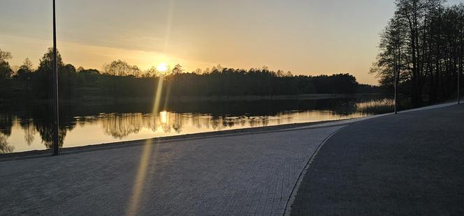 Zmodernizowana plaża na Mazurach przyciąga wielu turystów. Z jakich atrakcji można korzystać? Zobacz zdjęcia!