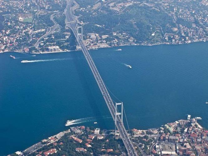Między kontynentami. Ukończony w 1973 roku most nad cieśniną Bosfor w Stambule łączy Europę i Azję. Fot. Kadellar