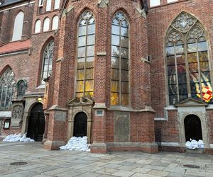 Wrocław szykuje się na powódź. W centrum wszędzie leżą worki z piaskiem