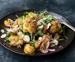 Uwielbiam robić tę sałatkę na rodzinne spotkania. Kalafior i wędlina to idealne połączenie