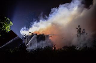 Lubczyno: Spłonęła stodoła oraz garaż. Ogień gaszono dwa razy