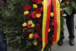 Wzruszające napisy na szarfach na pogrzebie Emiliana Kamińskiegos