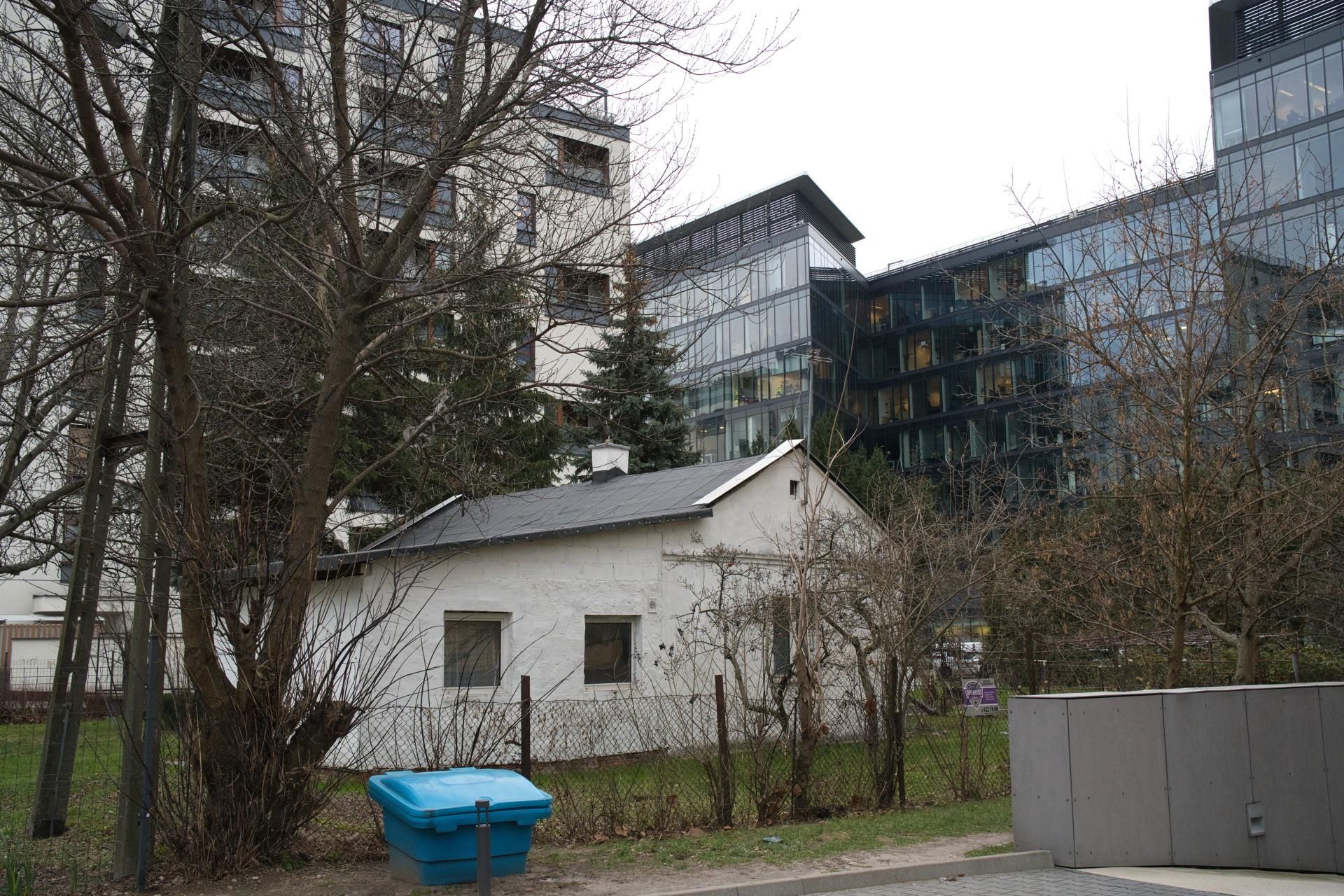 Nie dał się miejskim molochom. Mieszka w domku pośród wieżowców w samym centrum Warszawy