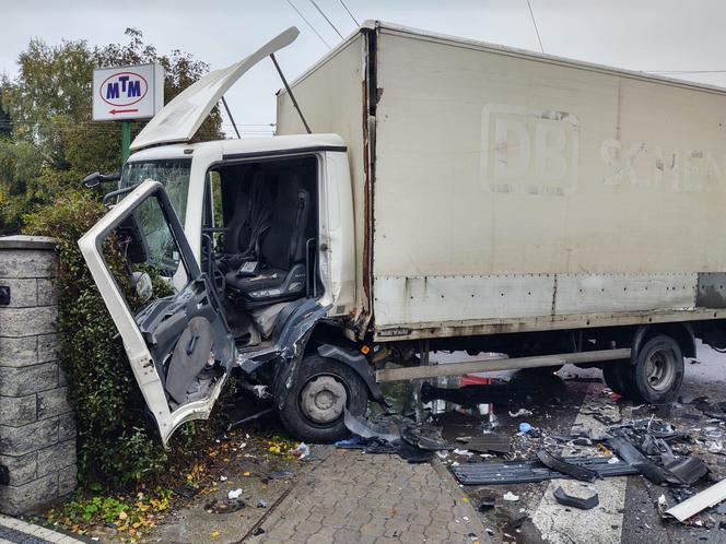 Wypadek w Stróżach. Dostawczak staranowany przez ciężarówkę