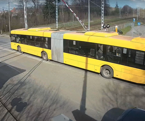 Wjechał autobusem na tory, choć zamykały się rogatki. 