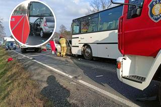 Dacia wjechała pod autobus. Tragiczny finał wypadku na DK 15