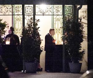 Anna Lewandowska w nocy pali elektryczne papierosy