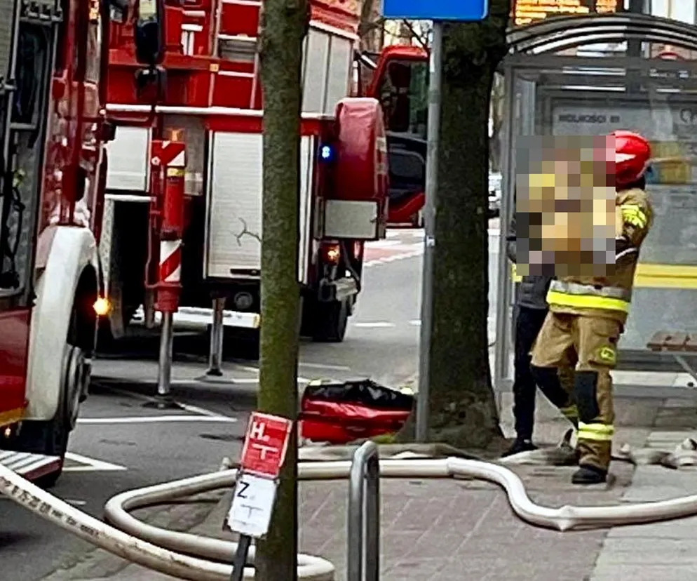 Pożar odciął im drogę ucieczki. Bohaterscy strażacy wynieśli na rękach trzymiesięczne niemowlę