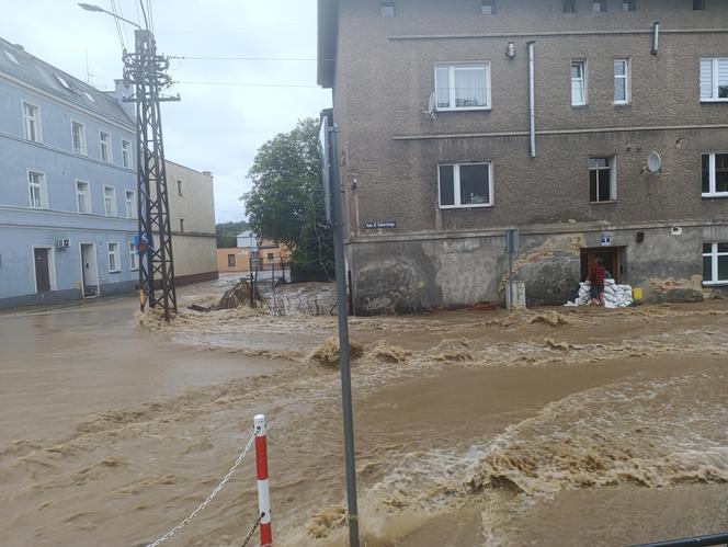 Zagrożenie powodziowe. Głuchołazy. Woda przelała się przez wały. Zalewa miasto