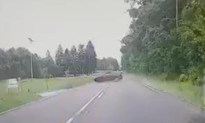Niesłychany wypadek na trasie Mława-Ciechanów! Zachowanie pijanego kierowcy audi uchwyciła kamera [ZDJĘCIA].