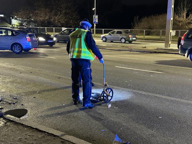 Potworny wypadek z udziałem osobówki i skutera. Kierowca po uderzeniu huknął o asfalt!