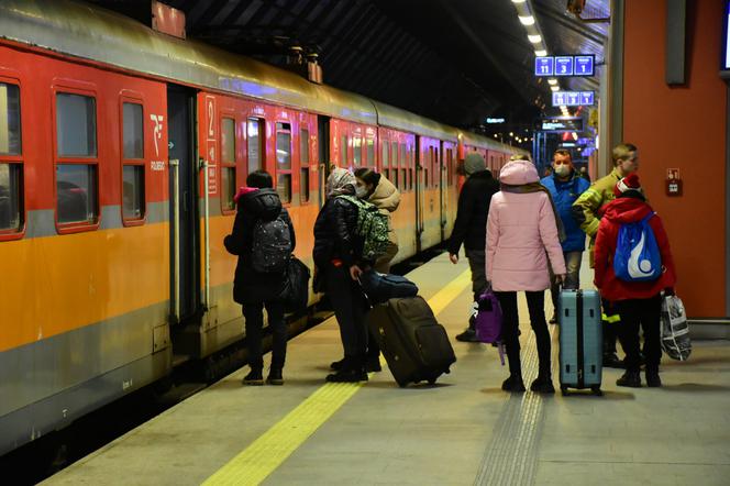 Uchodźcy z Krakowa wyjechali do Niemiec. Czekały na nich specjalne pociągi