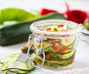 Cukinia w oliwie z chili i czosnkiem - przepyszna cukinia do słoików