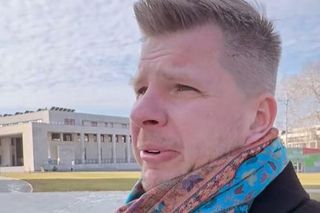 Filip Chajzer relacjonuje spod kościoła. Poleca niedzielną Mszę