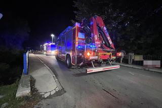 Runęli z mostu wprost do rzeki. Dramatyczna akcja ratunkowa strażaków