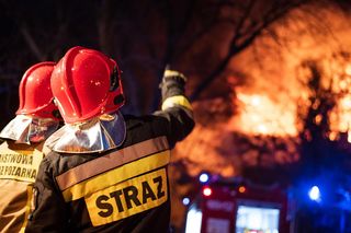 Tragiczny pożar piętrowego domu w Chełmnie. Dwie osoby nie żyją