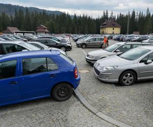 Rewolucja w Tatrach! Pod Morskim Okiem pojawią się parkomaty i szlabany. To koniec horroru z parkowaniem?