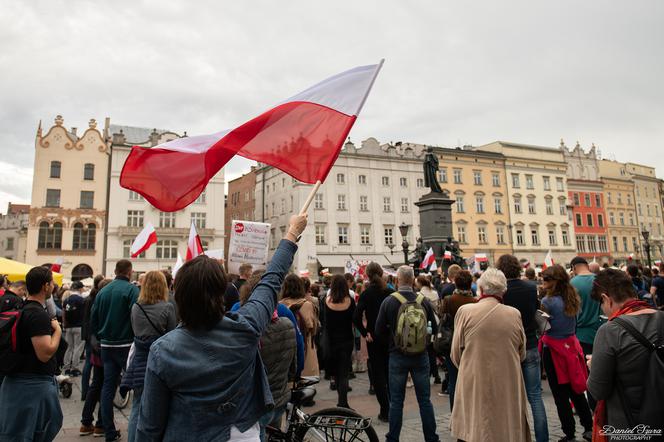 Kraków: Kilkaset osób na Rynku BEZ MASECZEK. Protestowali przeciw „plandemii” [ZDJĘCIA]