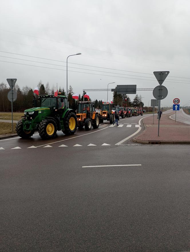 Trwa protest rolników w woj. lubelskim. Blokady są w wielu miejscach w regionie [DUŻO ZDJĘĆ]