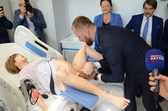 Lalki uczą studentów na lekarzy