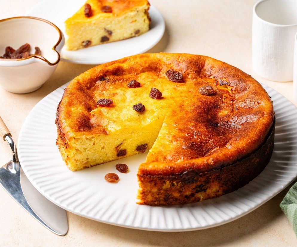 sernik z mlekiem skondensowanym i rodzynkami