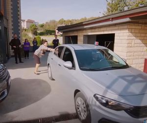 W domu zjawi się policja i zakuje ją w kajdanki.