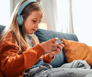 Planujesz dać dziecku smartfona? Nie rób tego za wcześnie. Kluczowa granica wieku
