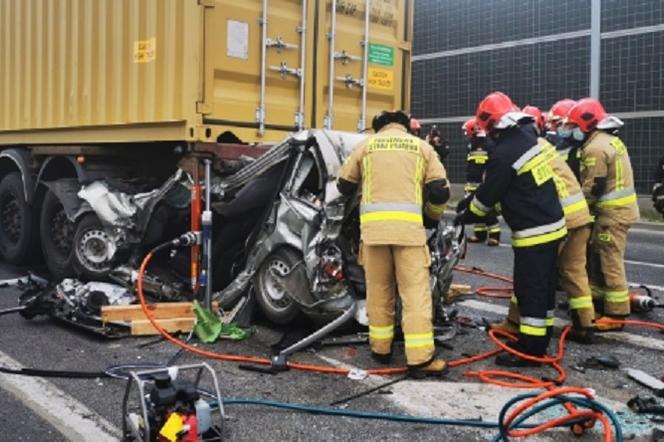 Makabryzny wypadek w Kielcach! Osobówka zmiażdżona przez ciężarówkę! Myślałem, że z auta wyciągniemy ludzką papkę!