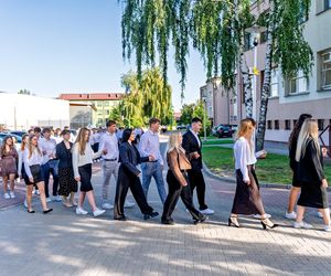 100 par tańczy poloneza na 100-lecie siedleckiego Ekonomika
