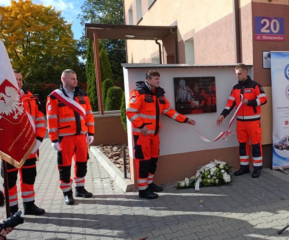 Biała Podlaska. Odsłonięcie tablicy poświęconej ratownikowi medycznemu. 64-latek został śmiertelnie dźgnięty nożem na służbie [ZDJĘCIA]