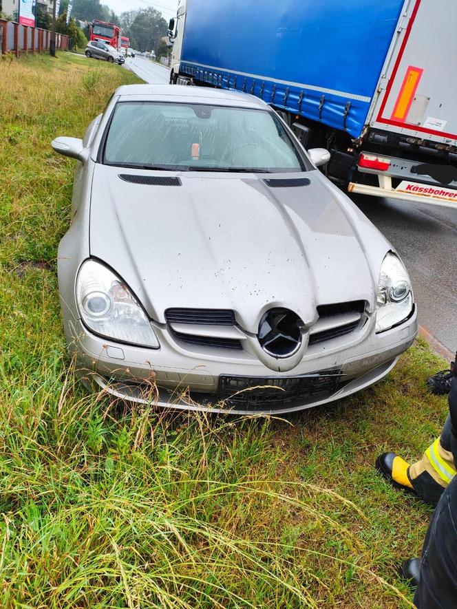 Wypadek dwóch osobówek i ciężarówki w Dąbrowie Górniczej 