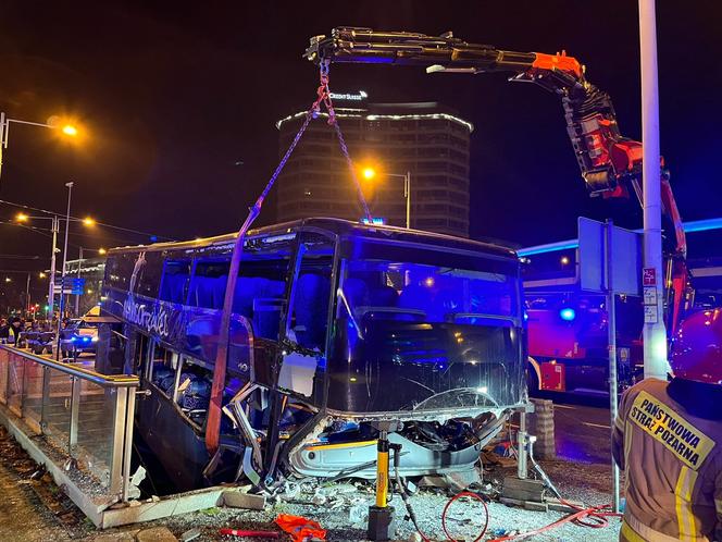 Autobus wjechał w przejście podziemne. Jedna osoba zginęła, trzy zostały ranne