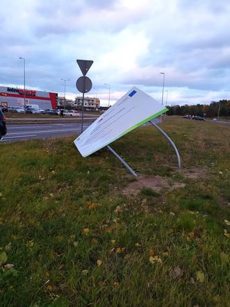Wichury w Toruniu. Żywioł wywracał drzewa i nie tylko