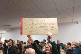 Donald Tusk odwiedził mieszkańców Jagodna. Ponad połowa odbiła się od drzwi